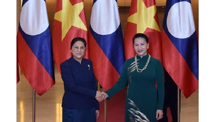越南国会主席阮氏金银与老挝国会主席巴妮·雅陶都合影留念。（维灵 摄）