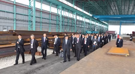 参观IHI Infrastructure Asia工厂的代表。（图片来源：信息报）