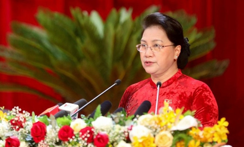 国会主席阮氏金银出席越共广宁省十五大。（图片来源：人民报网）