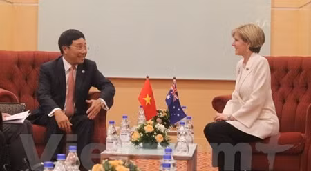 越南政府副总理兼外交部长范平明会见澳大利亚外交部长朱莉•毕晓普。（图片来源：越通社）
