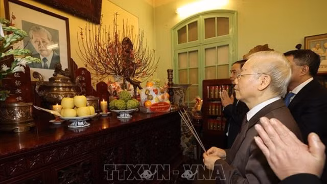 越共中央总书记阮富仲上香缅怀已故总书记黎笋。