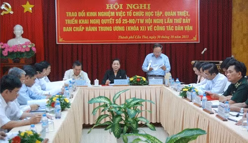 越共中央民运部部长何氏洁主持会议。