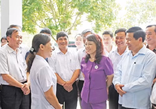 阮氏金进部长探访北宁省顺城县嘉东乡卫生所。