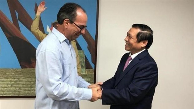 赖春门副部长（右）与古共中央书记处书记、中央意识形态部部长罗赫里奥•波兰科•富恩特斯。（图片来源：越通社）