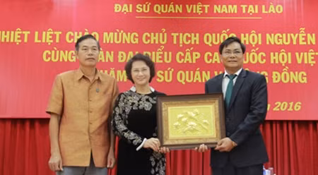 国会主席阮氏金银给越南驻老挝大使馆赠送礼品。