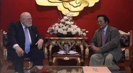 越美协会主席阮心战会见美国海外战争退伍军人组织第一副总司令Keith E.Harman。