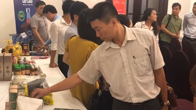 一些越南商品在研讨会上展示。