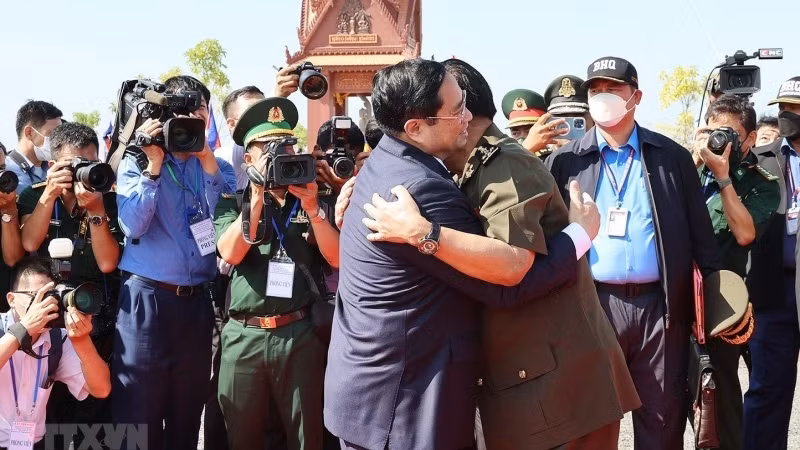 柬埔寨首相洪森欢迎越南政府总理范明正出席“推翻波尔布特种族灭绝政权之路”45周年纪念活动。（图片来源：越通社）