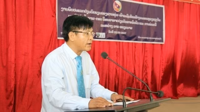 越南驻老挝大使馆第一秘书阮玉胜在启动仪式上发表讲话。（图片来源：人民报网）