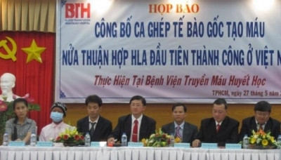 胡志明市输血及血液学医院举行新闻发布会公布移植手术的成功。 (Photo: 图片来源：人民报网)