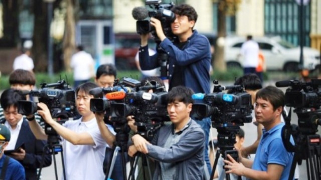 外国记者在越南河内市采写报道。