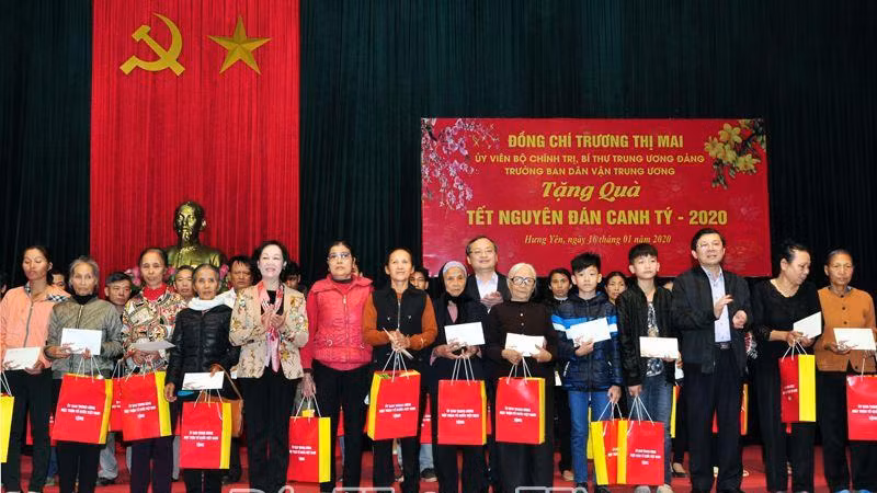 张氏梅部长和各位代表向贫困者赠送礼物。（图片来源：兴安报网）