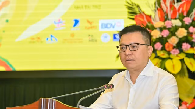 黎国明总编辑在新闻发布会上发言。