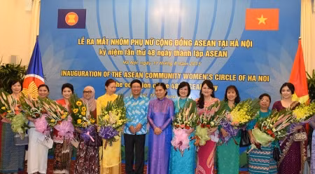 越南政府副总理兼外交部长范平明与与会代表合影。（图片来源：明维 摄）