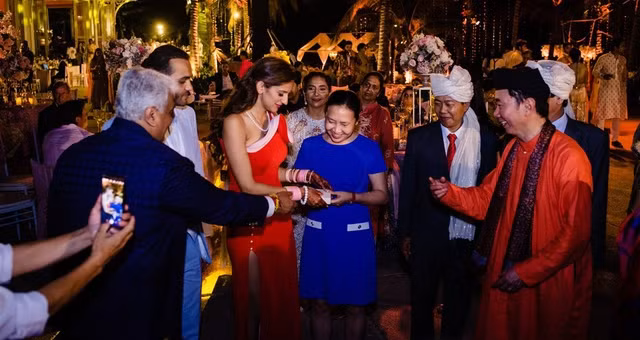 附图：印度游客在越南富国岛举行婚礼。