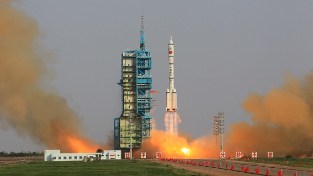 中国神舟九号载人飞船顺利升空