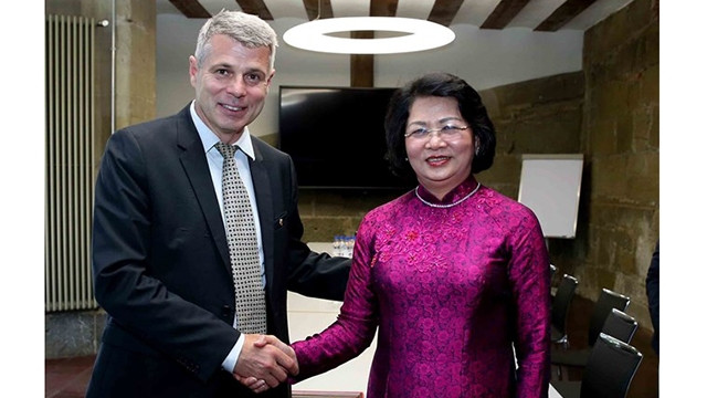 国家副主席邓氏玉盛会见瑞士伯尔尼州州长克里斯托夫•阿曼。（图片来源：越通社）