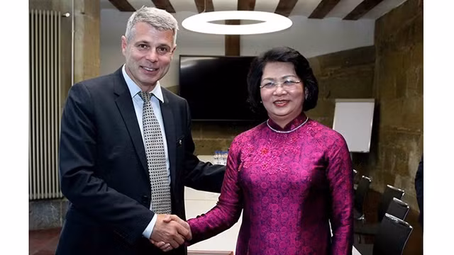 国家副主席邓氏玉盛会见瑞士伯尔尼州州长克里斯托夫•阿曼。（图片来源：越通社）