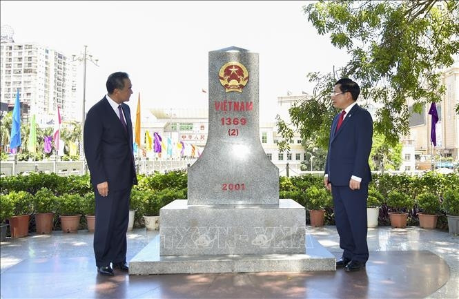 两位领导出席活动。