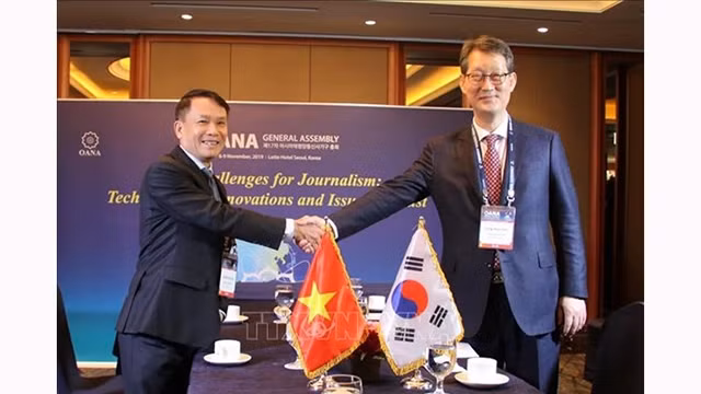 越通社社长阮德利同韩联社社长。（图片来源：越通社）