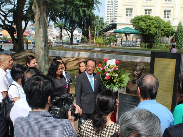 越南驻新加坡大使陈海厚介绍胡志明主席雕像的历史与意义。（图片来源：越通社）
