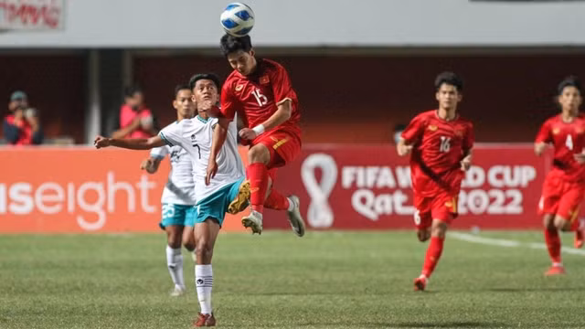 两队球员头球拼抢。