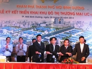 越南—新加坡工业区有限联营公司与 Becamex IJC 公司及寸土寸金总公司签署了关于展开 IJC@ VSIP 商业城项目的合同。 (Photo: 图片来源：越通社)