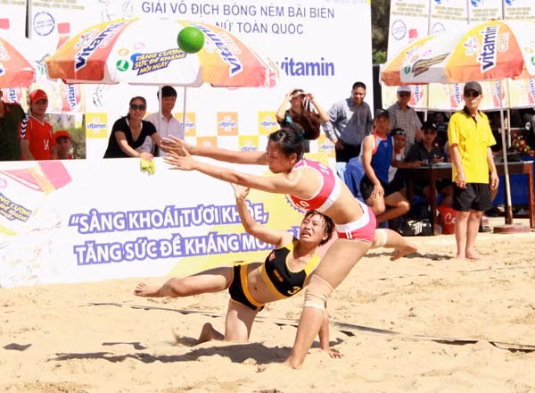 开幕式后，河内女子手球队与庆和省女子手球队展开较量。 (Photo: 图片来源：体育文化报网)