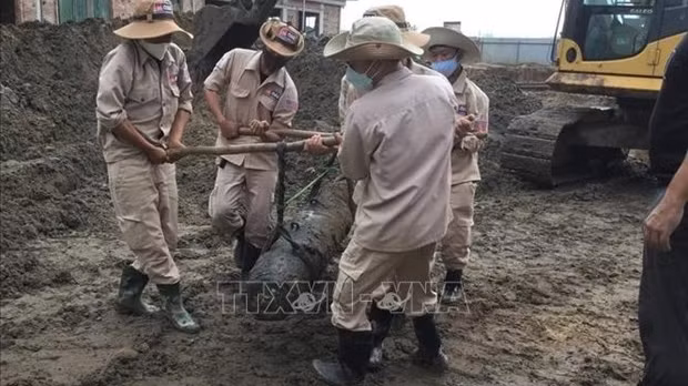 将炸弹安全转运至储存区，以进行安全引爆。（图片来源：越通社）