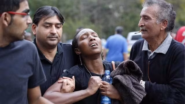 一名妇女获得解救后情绪激动。 (Photo: 图片来源：新华网)