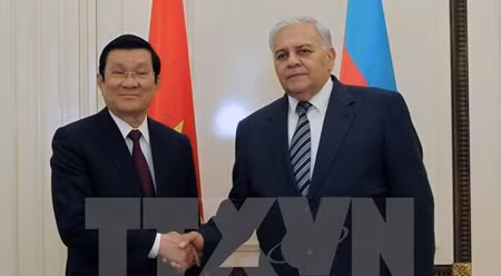 张晋创主席和奥克泰•阿萨多夫议长。（图片来源：越通社）