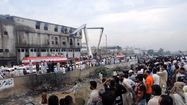 9月12日，在巴基斯坦卡拉奇，消防人员营救一座失火服装厂被困人员。 (Photo: 图片来源：新华网)