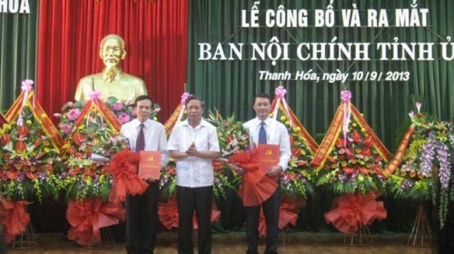 省委领导向内政部领导赠送鲜花。 (Photo: 图片来源：人民报网)