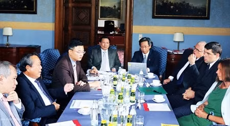 张和平院长同奥地利最高法院副院长伊丽莎白•咯立克举行会谈。