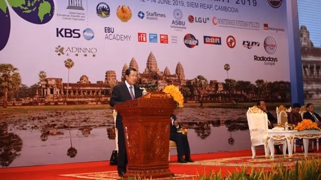 柬埔寨首相洪森在会议上发表讲话。（图片来源：越通社）