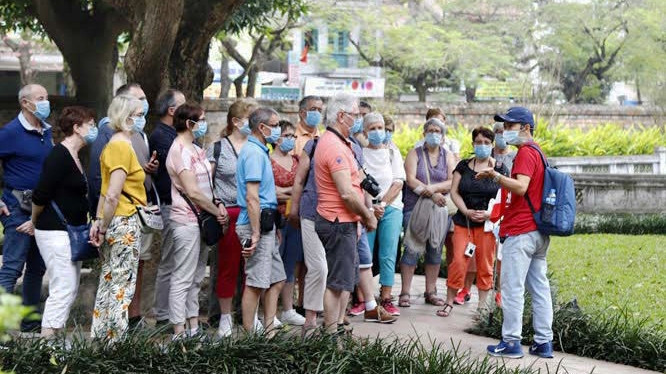 参观文庙-国子监的国际游客。（图片来源：新河内报）