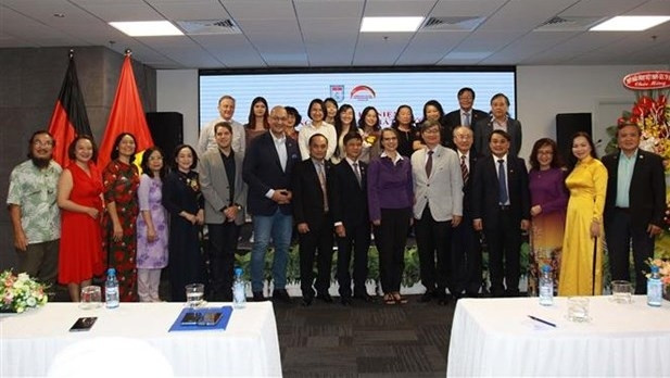 与会代表合影。（图片来源：越通社）