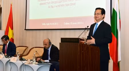 阮晋勇总理在对话会上发表讲话。（图片来源：《越南之声》）