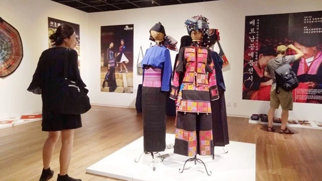 游客参观展览会。