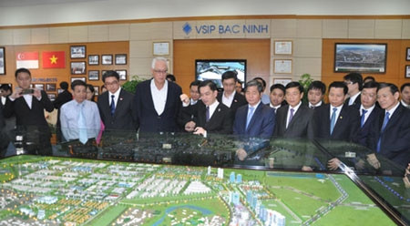 吴作栋先生听取关于工业区项目进度的汇报。（图片来源：北宁报网）