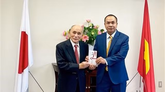 阮洪河总领事象征性地接收接收日本大裕钢业股份公司董事长井上作夫捐赠的资金。