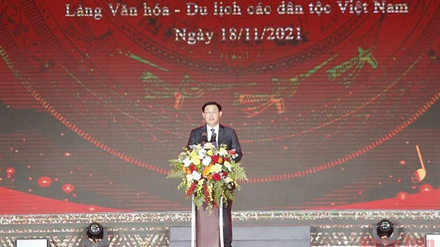 越南国会主席王廷惠出席“民族大团结—越南文化遗产”文化周开幕式。