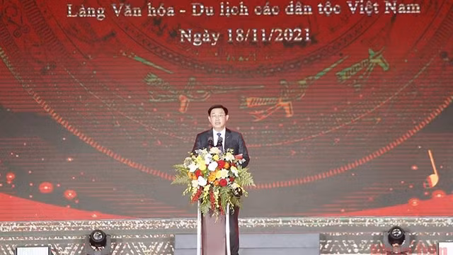 越南国会主席王廷惠出席“民族大团结—越南文化遗产”文化周开幕式。