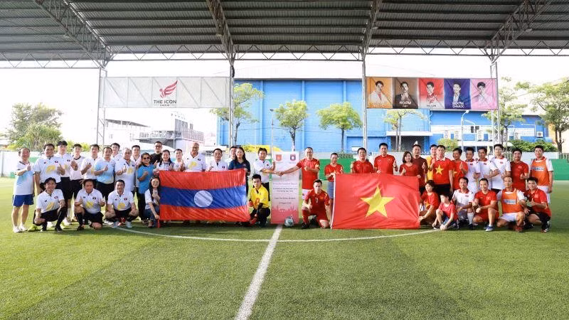 越老两国驻泰大使馆干部和职员举行足球交流活动。