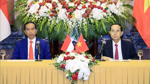 越南国家主席陈大光与印度尼西亚总统佐科·维多多。（图片来源：越通社）