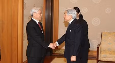 阮富仲总书记会见日本明仁天皇。