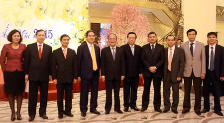 越南国会主席阮生雄同越南国家银行领导班子合影留念。（图片来源：ＶＯＶ）