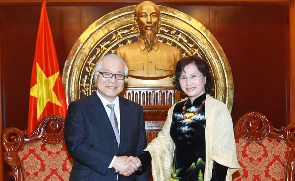 国会副主席阮氏金银和日本参议院议员武见敬三教授。（图片来源：越通社）