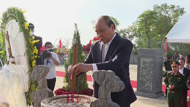 国家主席阮春福前往爱国志士黃叔沆陵墓区进行敬香和献花活动。（图片来源：广义省报）