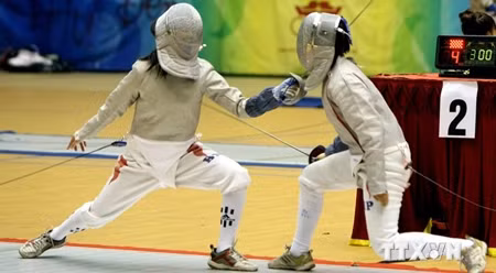 击剑选手在比赛中。（图片来源：越通社）